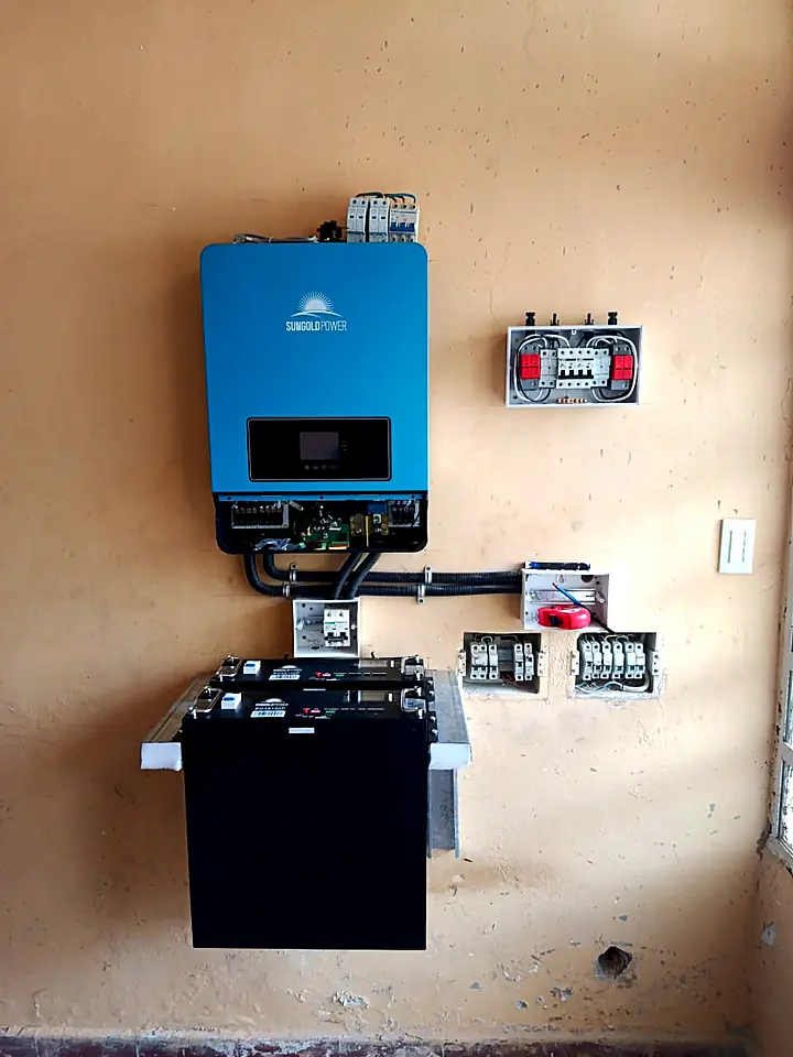 Inversor híbrido y batería de litio instalados