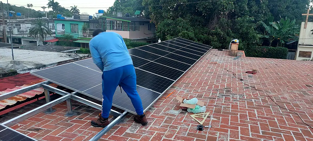 Técnico colocando un panel solar sobre la estructura