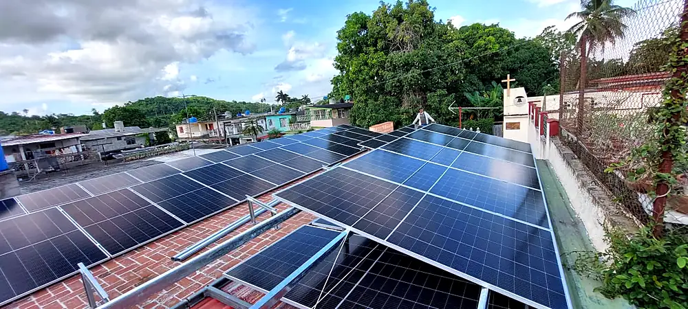 Paneles solares con vegetación y cielo de fondo