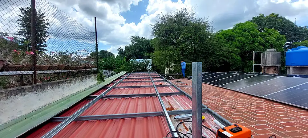 Rieles de montaje instalados sobre el techo