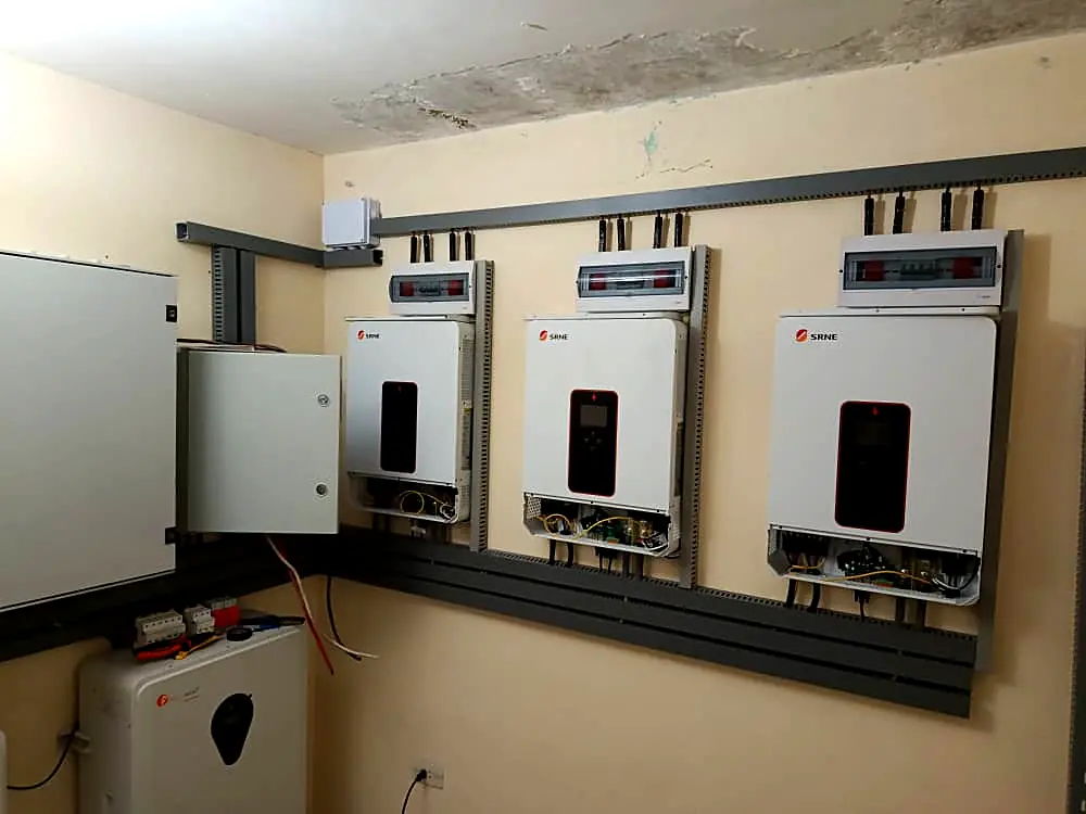Tres inversores instalados sobre canaleta en un cuarto técnico