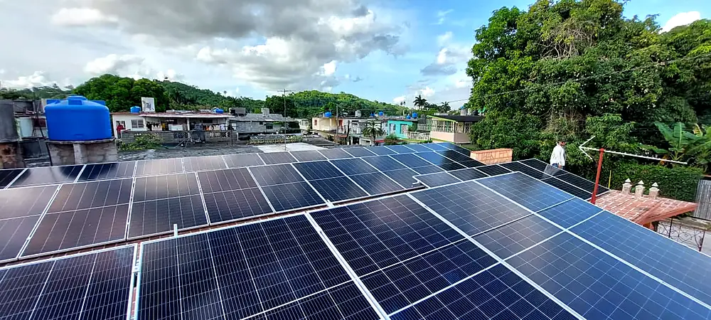 Sistema solar visto en perspectiva con el barrio al fondo